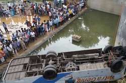 В Індії автобус впав у річку — 10 людей загинули