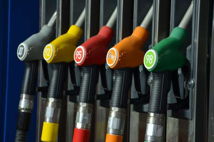 Українці «зливають» бензин. Ціна росте – споживання падає