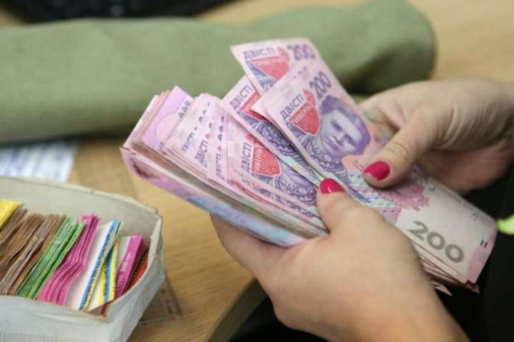 За рік зарплати українців зросли на 35,5%