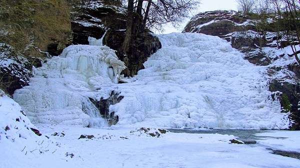 Замерз один з найвідоміших водоспадів України: фантастичні фото