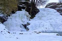 Замерз один з найвідоміших водоспадів України: фантастичні фото