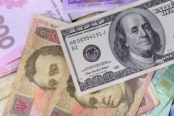 Долар різко подешевшав: курс валют від Нацбанку
