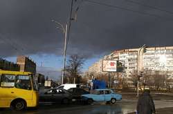 На Київ насуваються чорні хмари (фото)