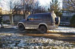  Mitsubisi Pajero вилетів на тротуар позаду зупинки громадського транспорту у Чернівцях 