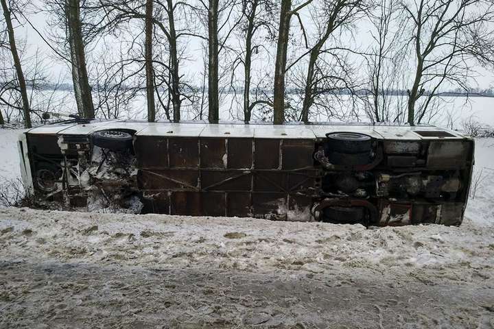 У Харківській області здуло вітром пасажирський автобус