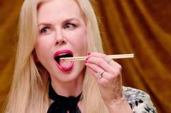 Николь Кидман пришла в восторг от жаренных кузнечиков и гусениц