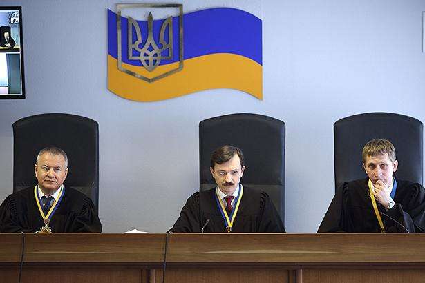 Адвокати Януковича знову зірвали засідання суду