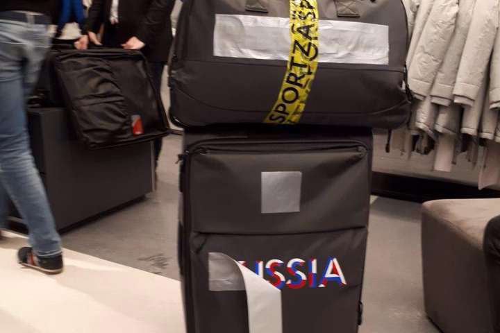 Спортсмени з Росії їдуть на Олімпіаду, заклеюючи скотчем написи «Russia» на сумках (фотофакт)