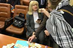 Запорізьку депутатку від Опоблоку закидали одногривневими купюрами