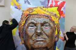 Портрет Трампа создали из монет и покерных фишек (видео)