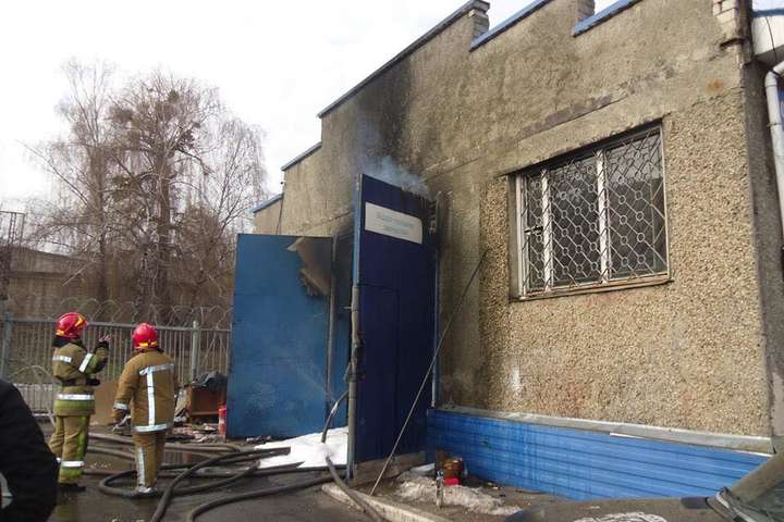 У Києві згоріла СТО після вибуху газового балона