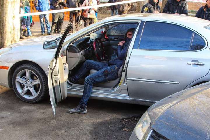 Один з&nbsp;злочинців отримав непроникаюче поранення (гематома) лівого стегна - В Одесі сталася стрілянина: одну людину поранено