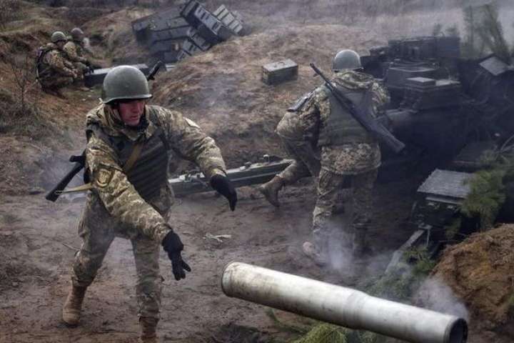 Бойовики понад дві години гатили по українських позиціях біля Луганського
