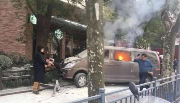 У Китаї автомобіль в'їхав у натовп пішоходів: 18 постраждалих