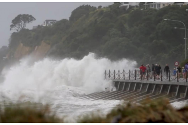 З Нової Зеландії через циклон не можуть повернутися сотні туристів
