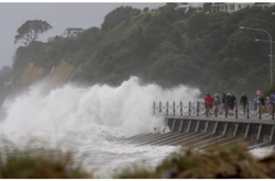 З Нової Зеландії через циклон не можуть повернутися сотні туристів