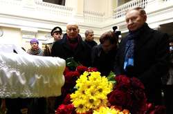 Леонід Кучма прощається з Леонідом Каденюком