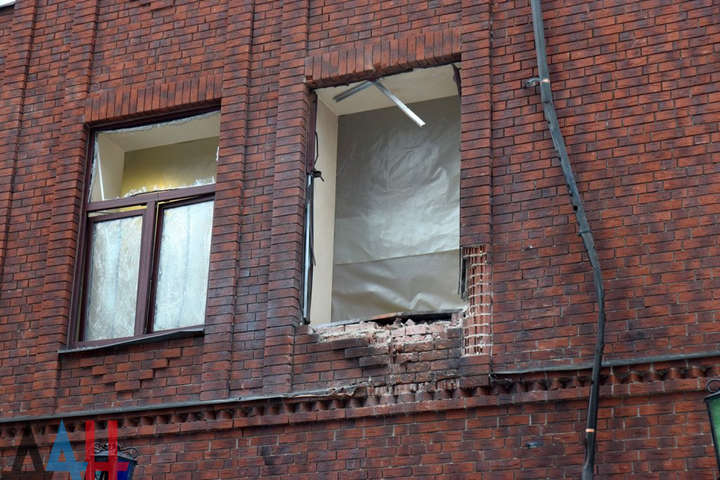 Терористи показали руйнування після обстрілу будівлі «міністерства оборони ДНР»