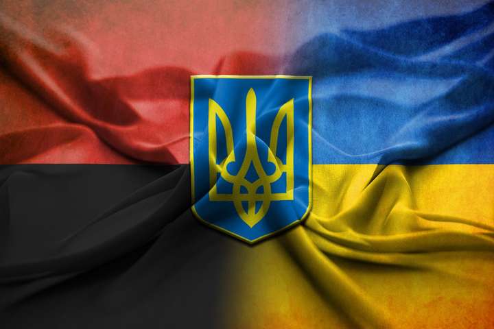 У Тернополі синьо-жовтий прапор офіційно отримав червоно-чорного «сусіда»