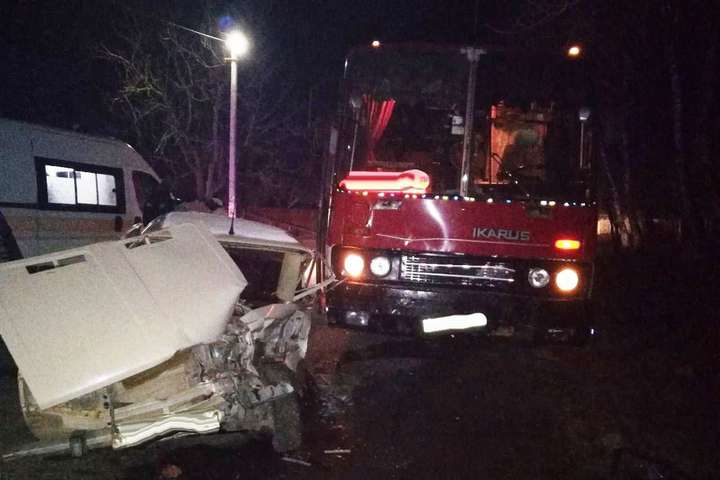 На Вінниччині п’яний водій «ВАЗу» врізався в пасажирський автобус