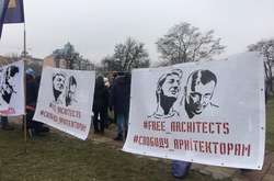 «Геть московського попа!». Активісти у Києві вийшли підтримати ув’язнених архітекторів