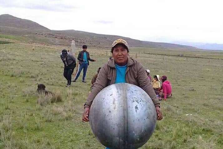 На Перу з космосу впали металеві сфери з російськими написами
