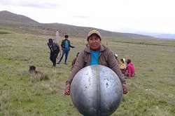 На Перу з космосу впали металеві сфери з російськими написами