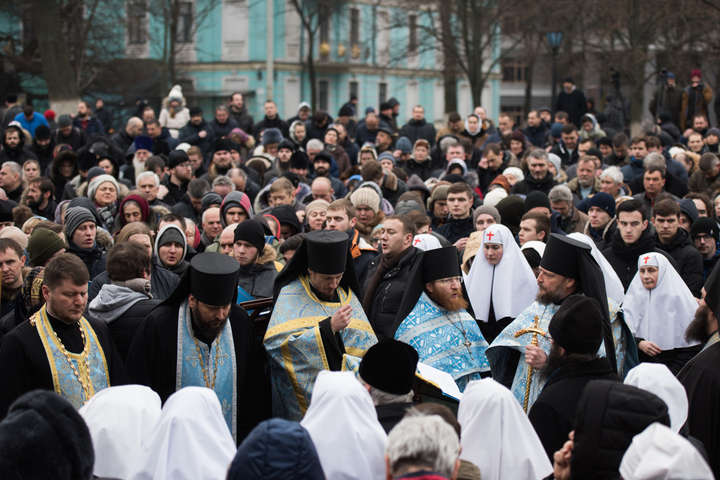 УПЦ МП заявляє про «тисячі людей, які вийшли на підтримку Десятинного монастиря»