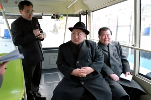 Кім Чен Ин протестував новий тролейбус на дорогах нічного Пхеньяна