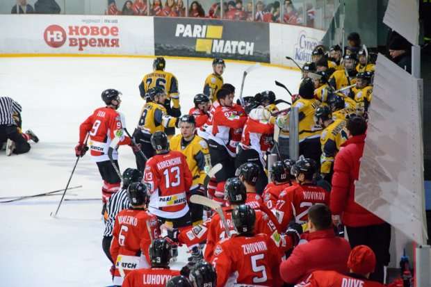Українські хокеїсти влаштували масову бійку під час гри (відео)