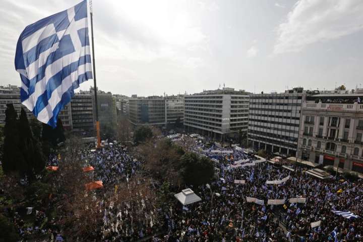 В Афінах – дві демонстрації з протилежними вимогами, вже є сутички