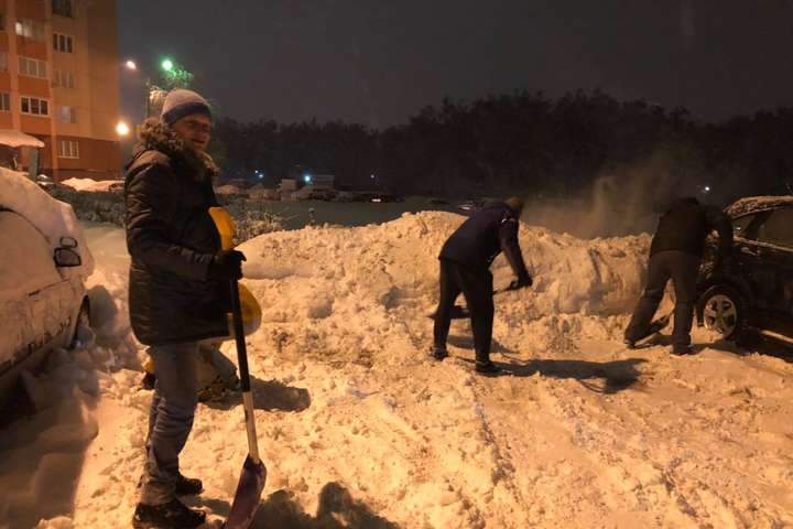 Москву засипало снігом. Рівень небезпеки підвищено до передостаннього (відео)