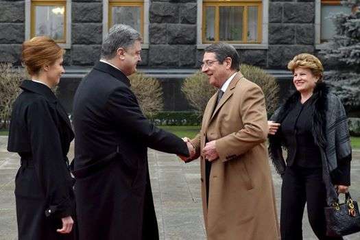 Порошенко привітав президента Кіпру з переобранням на новий термін