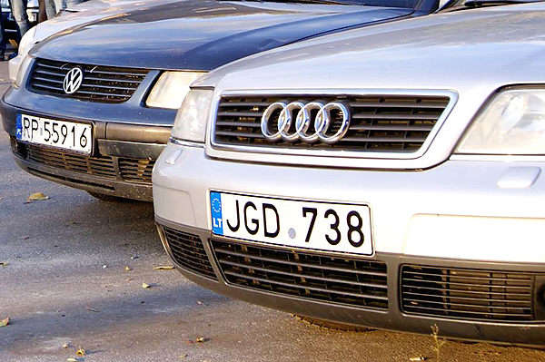 Фіскали назвали кількість автомобілів з євробляхами в Україні