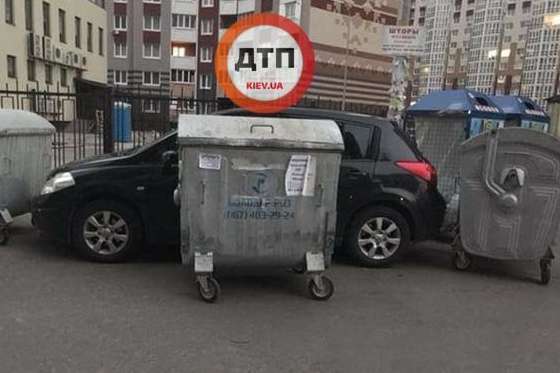 У Києві «героя парковки» заблокували сміттєвими баками (фото)
