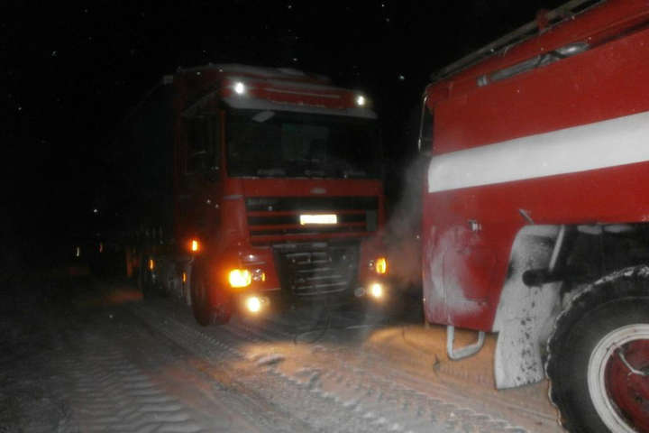 Снігопади в Україні: у пастках на дорогах опинилися десятки автівок (відео)