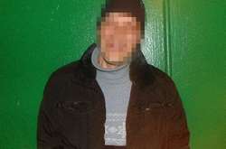 Столичні поліцейські затримали чоловіка, який пограбував жінку у під’їзді