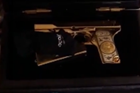 У глави Дагестану знайшли золотий пістолет