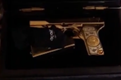 У глави Дагестану знайшли золотий пістолет