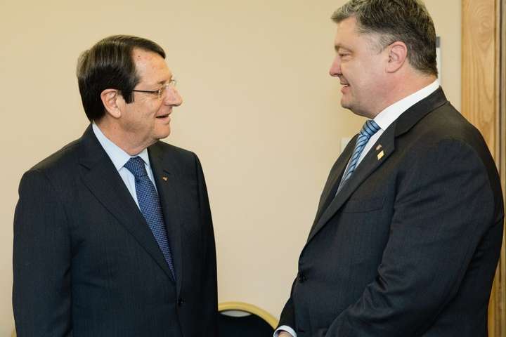 Переобраний президент Анастасіадіс запросив Порошенка відвідати Кіпр 