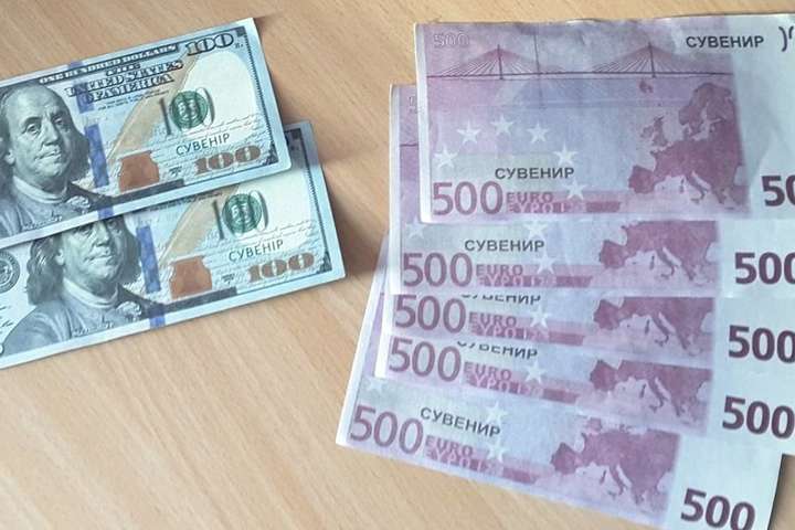 Троє українців намагалися прорватися у Польщу зі «сувенірною» валютою 