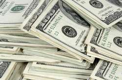 Нинішнє падіння долара - результат змови «сильних»?