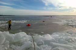 Мікроавтобус з пасажирами провалився під лід в Естонії