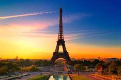 У Парижі закрили Ейфелеву вежу