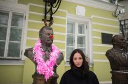 Депутат в Москве нарядил бюст Сталина в клоуна 