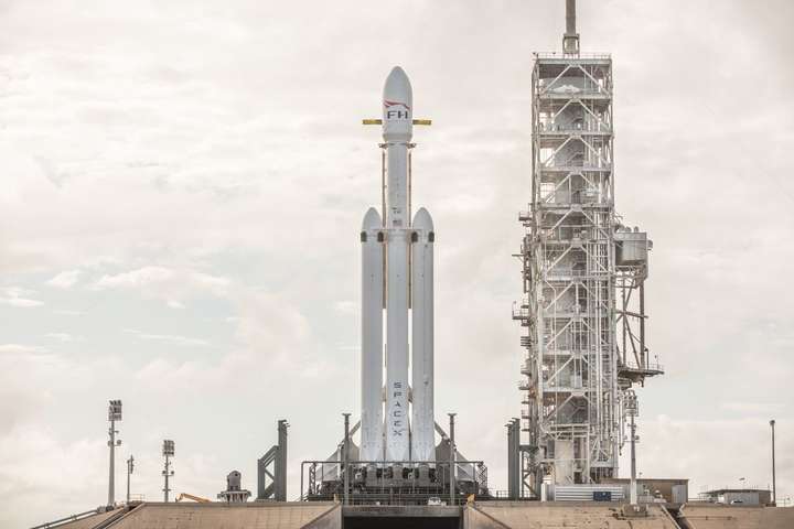 Перший запуск найпотужнішої в світі ракети-носія Falcon Heavy: відео
