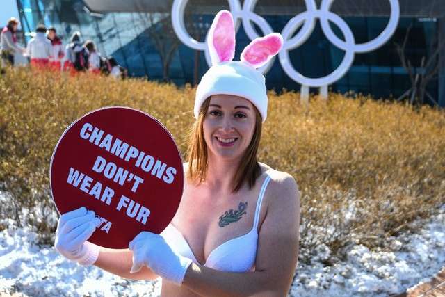 Напівоголена дівчина в 16 градусів морозу влаштувала акцію протесту на Олімпіаді-2018 (фото)