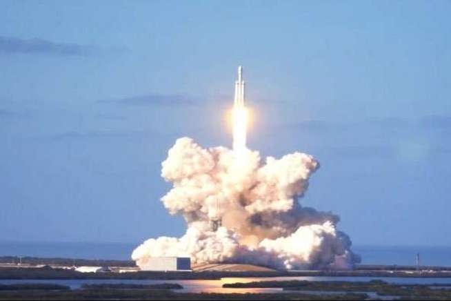 SpaceX успішно запустила ракету-носій Falcon Heavy з автомобілем Маска