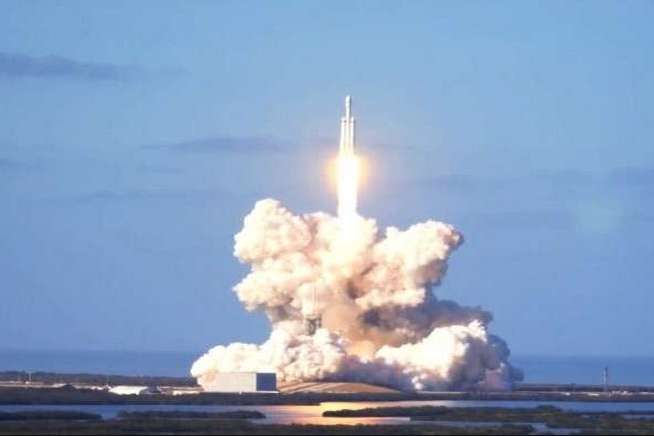 Запуск Falcon Heavy - SpaceX успішно запустила ракету-носій Falcon Heavy з автомобілем Маска
