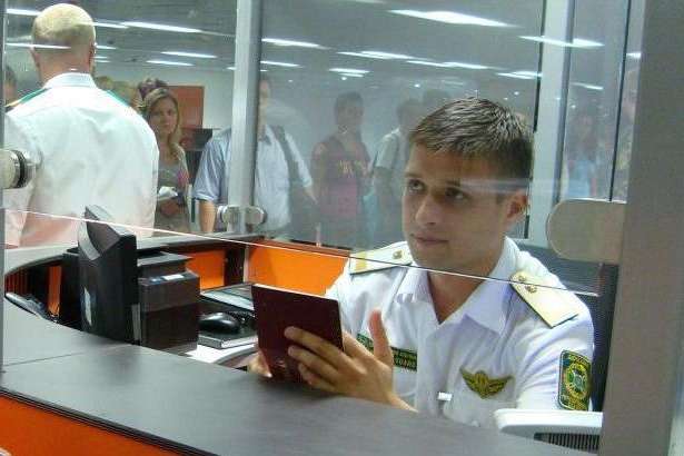 Прикордонники в аеропорту «Харків» затримали шахрайку